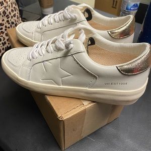 Women’s size 9. Brand is Vintage Havana. Only worn once. Paid $129.50